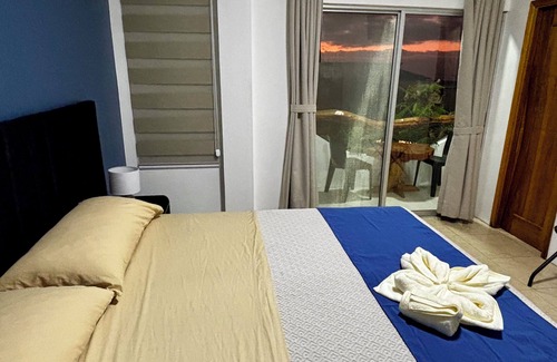Puerto Baquerizo Moreno Apartment | Encantadora Suite a pocos pasos de playa Mann, con TV, AC, Baño, Wifi,Nevera