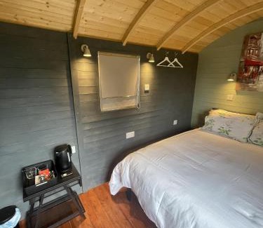 Sibford Gower House | Enchanted Cabin Retreat in Sibford Gower