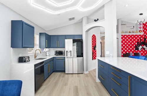 Eagle Pointe South House | Enchanted Disney Castle Heated Pool+EV Charger, 10min to WDW, Private Home w/DW