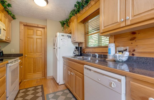 Black Bear Falls Cabin | Enchanted View Lodge