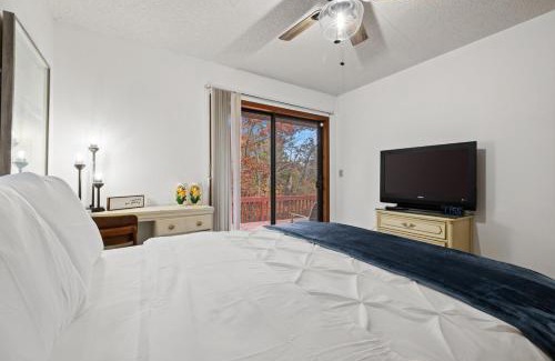 Kimberling City House | Enchanted Woods Hideaway