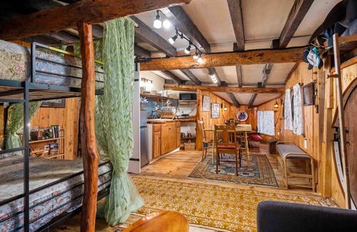 Salem House | Enchanting and Fantastical Hobbit Home, *Pet Friendly*, Steps from Creeks, Pond, and Waterfall