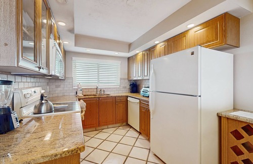 Sand Key Condo | Enchanting beachfront condo with tennis, pool, hot tub, & washer/dryer