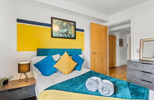 Redcliffe Apartment | Enchanting Bristol Abode -Sleeps 6 with Balcony!