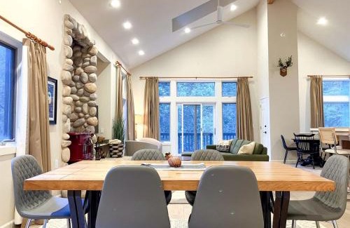 Sugar Pine House | Enchanting Creekside Cabin Retreat near Yosemite National Park in California