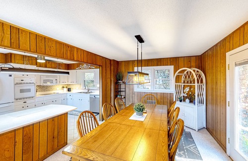 Franklin House | Enchanting dog-friendly alpine escape with hot tub, fireplace, deck, W/D & views
