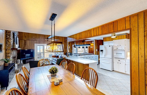 Franklin House | Enchanting dog-friendly alpine escape with hot tub, fireplace, deck, W/D & views