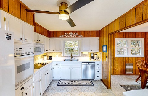 Franklin House | Enchanting dog-friendly alpine escape with hot tub, fireplace, deck, W/D & views