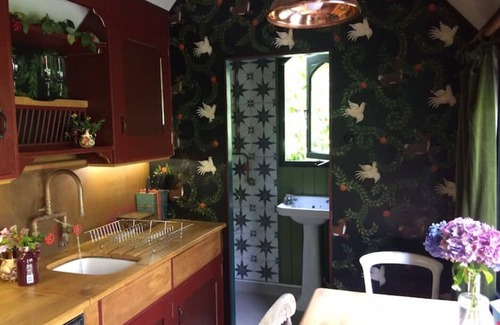 Bude Cabin | Enchanting Hand Painted Tabernacle with Hot Tub