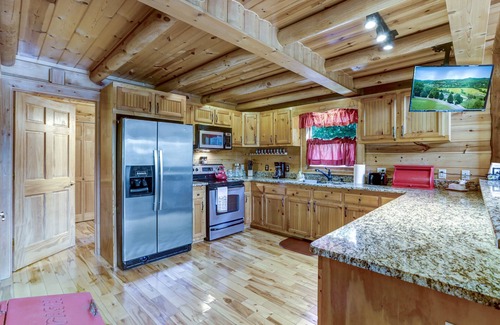 Blairsville House | Enchanting log home with lots to do!