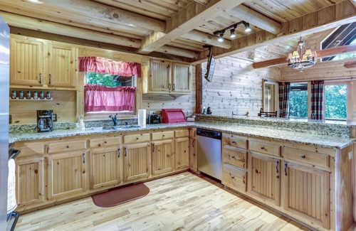Blairsville House | Enchanting log home with lots to do!