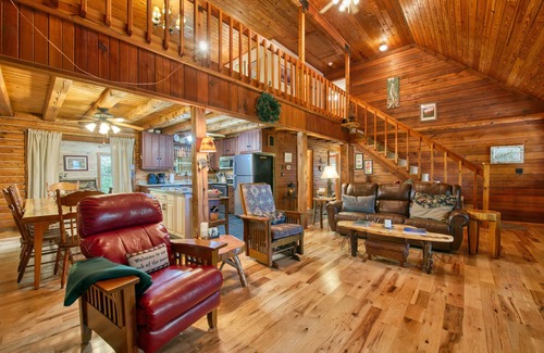 Sylva Cabin | Enchanting mountainside cabin with firepit, enclosed yard, & washer/dryer