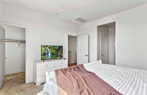 Platinum Triangle House | Enchanting Oasis on S Lewis St