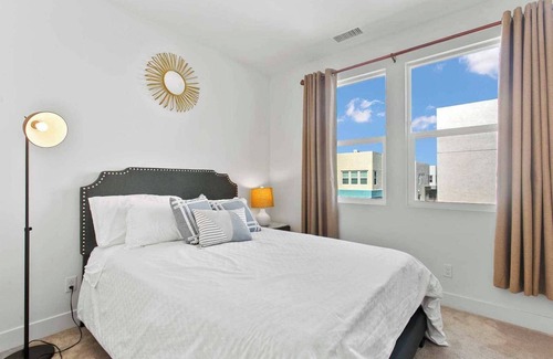 Platinum Triangle House | Enchanting Oasis on S Lewis St