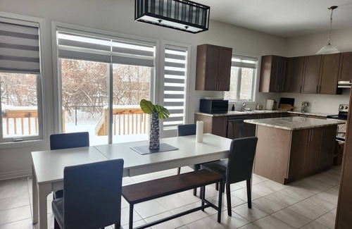 Collingwood House | Enchanting Retreat minutes to downtown Collingwood and Blue Mountain Resort