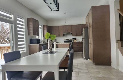 Collingwood House | Enchanting Retreat minutes to downtown Collingwood and Blue Mountain Resort