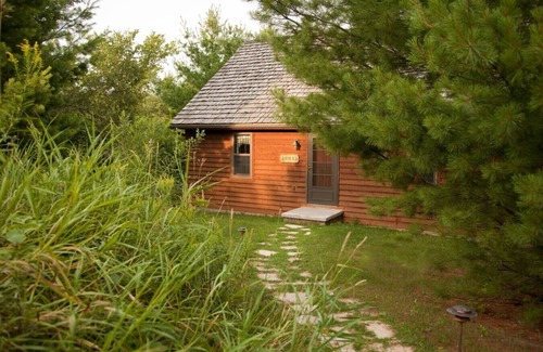 Sturgeon Bay Cabin | "Enchanting Romantic Getaway: A Perfect Escape for Couples"