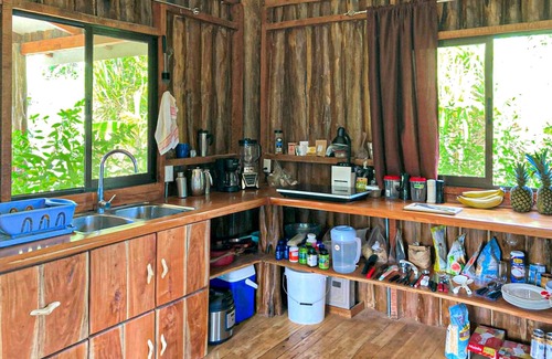 Canton Parrita Cabin | Enchanting Rustic Cabin in Sustainable Community