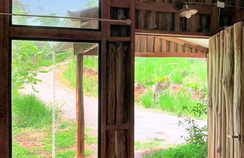 Canton Parrita Cabin | Enchanting Rustic Cabin in Sustainable Community