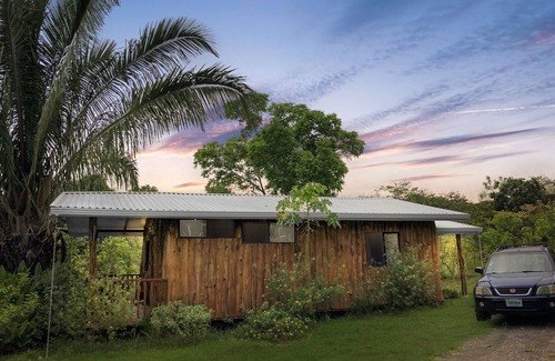 Canton Parrita Cabin | Enchanting Rustic Cabin in Sustainable Community
