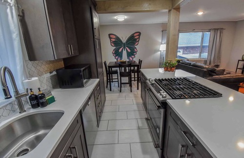 Southeast House | Enchanting Upper Unit with City Charm