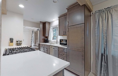 Southeast House | Enchanting Upper Unit with City Charm