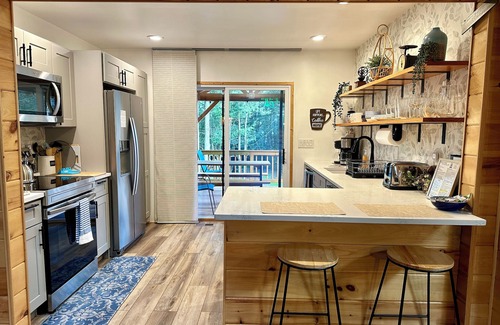 Smallwood Cabin | EnchantingCabin-HugeDeck, Firepit, nearby Lakes, Hiking Trls & BethelWoods Fun