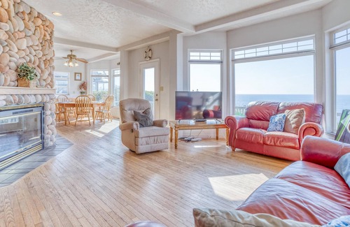 Lincoln City House | Enchantment by the Sea