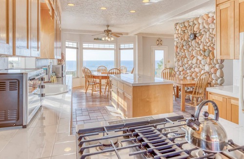 Lincoln City House | Enchantment by the Sea