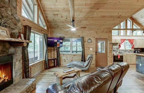 Helen Cabin | Enchantment – Romantic Cabin for Two with Indoor Spa, Jacuzzi & Fire Pit