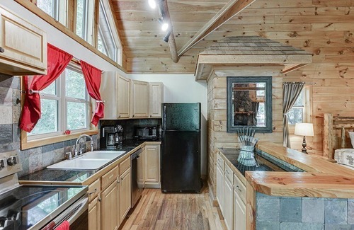 Helen Cabin | Enchantment – Romantic Cabin for Two with Indoor Spa, Jacuzzi & Fire Pit