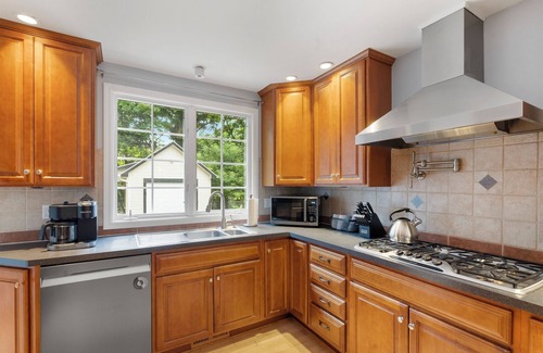 West Irondequoit House | Enclosed Porch | Walk to Lake Ontario | Irondequoit | Fire Pit