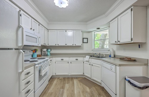 Seabrook Island Cottage | End-Unit Bright Beach Cottage for 6. Amenity Cards Included.