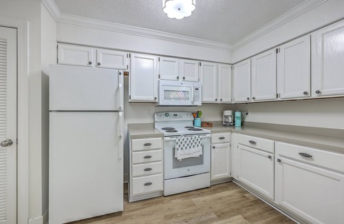 Seabrook Island Cottage | End-Unit Bright Beach Cottage for 6. Amenity Cards Included.