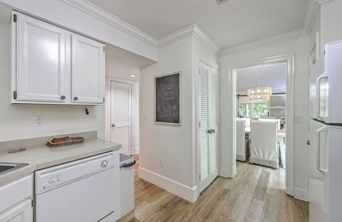 Seabrook Island Cottage | End-Unit Bright Beach Cottage for 6. Amenity Cards Included.