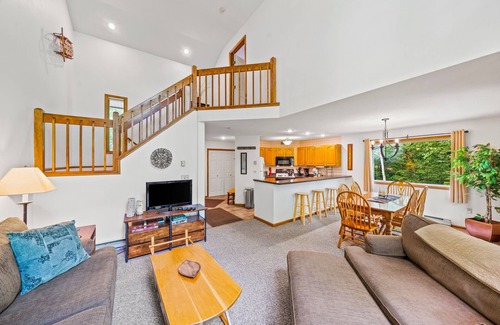 North Creek House | End-unit townhome near skiing and golf with deck, gas fireplace, & washer/dryer