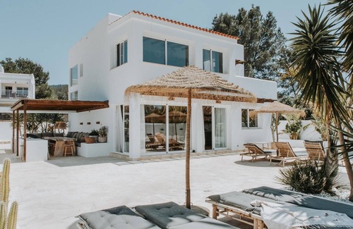 Cala Vadella Villa | Endearing Ibiza Villa | Villa Macmillan | 3 Bedrooms | Spacious Furnished Sun.