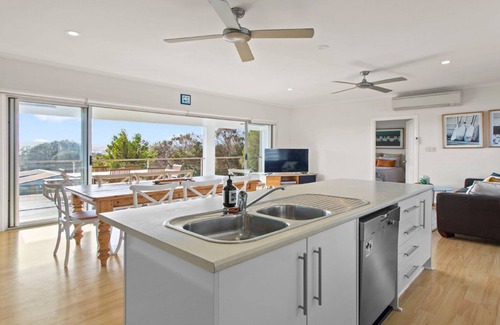Lake Wangary House | Endeavour View is a fantastic 4 bedroom holiday home