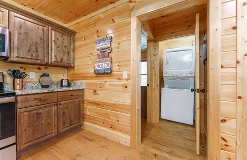 Rocky Grove Cabin | Ending soon! SAVE 15% on a September say when booking 4 nights or more!