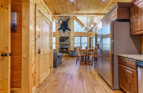 Rocky Grove Cabin | Ending soon! SAVE 15% on a September say when booking 4 nights or more!
