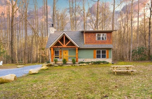 Rocky Grove Cabin | Ending soon! SAVE 15% on a September say when booking 4 nights or more!