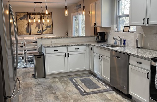 South Haven House | Endless Adventures! Huge Firepit, Pool Table, Sleeps 12, Close to Everything!
