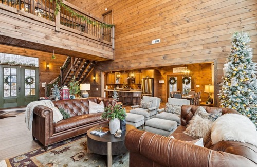 Gatlinburg - Pigeon Forge Cabin | Endless Blue Skies 5 Bedroom Cabin