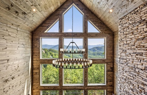 Gatlinburg - Pigeon Forge Cabin | Endless Blue Skies 5 Bedroom Cabin