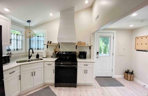 Geneva-on-the-Lake House | Endless Summer cottage walk to the GOTL strip