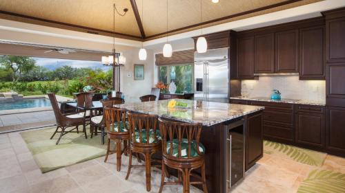 Kamuela House | ENDLESS SUMMER Elegant KaMilo Home with Heated Pool and Guest Cottage