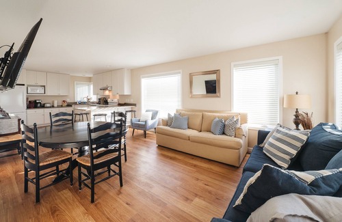 Williamsburg House | Engle Farmhouse 5BDR Vineyard Views