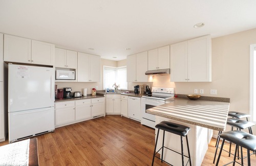 Williamsburg House | Engle Farmhouse 5BDR Vineyard Views