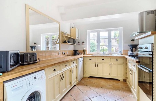 Runnymede House | English Garden KingSize Bed Near Station