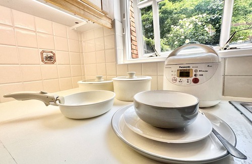 Runnymede House | English Garden KingSize Bed Near Station